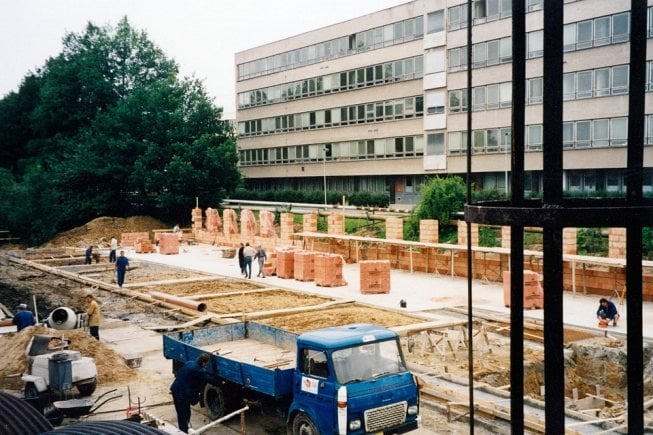 rok 1997 zahájení stavby nové budovy
